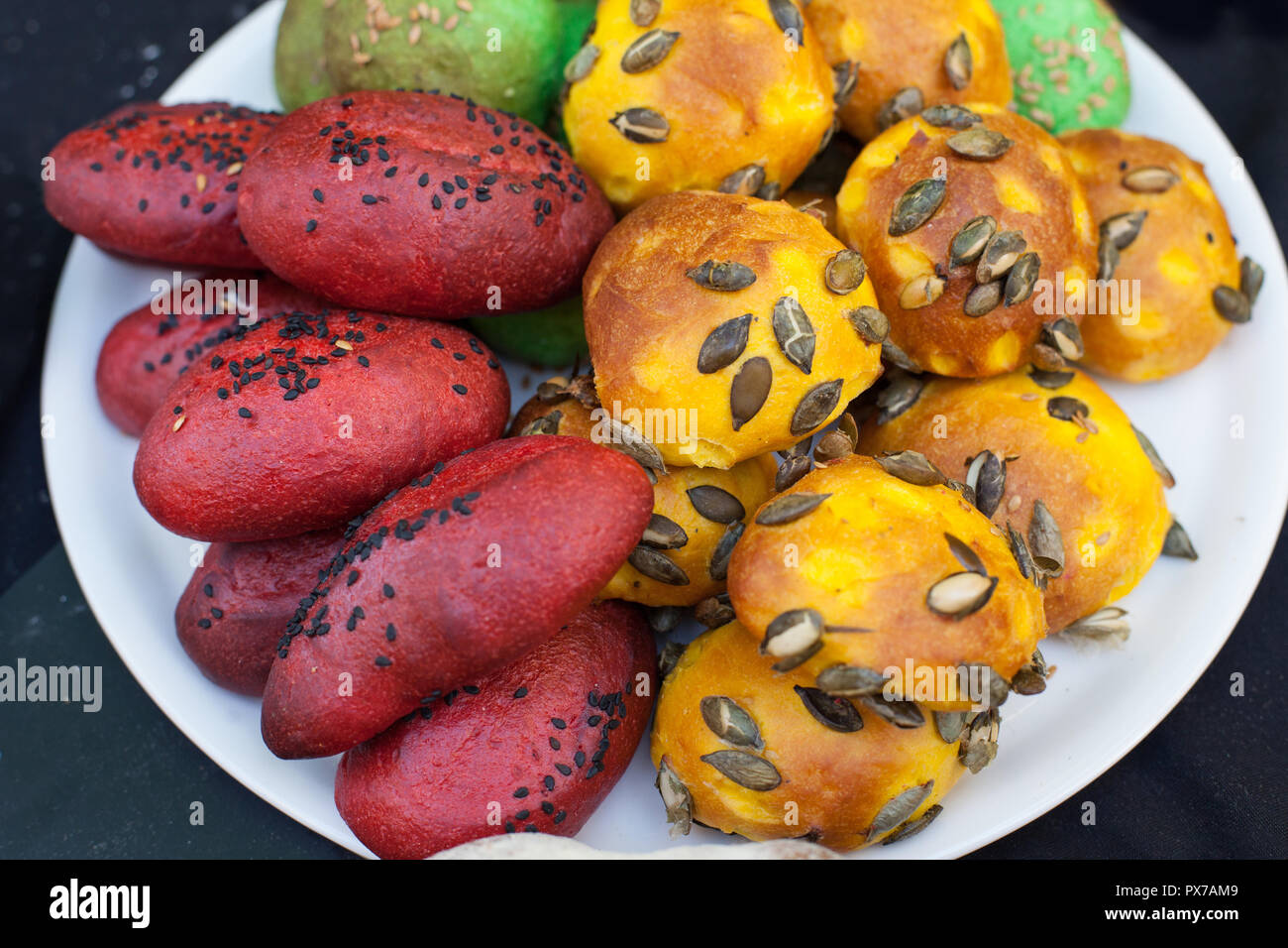 Des pains à hamburger avec du sésame, du potiron, de lin, graines de  tournesol sur une assiette. Ronde de couleur ou de forme ovale mini  brioches Photo Stock - Alamy