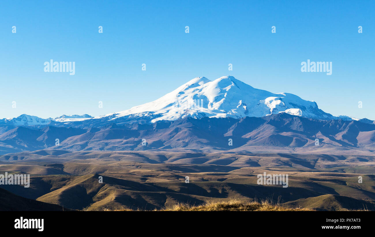 voyage region du caucase du nord vue panoramique sur le mont elbrouz dans bermamyt plateau a matin d automne photo stock alamy