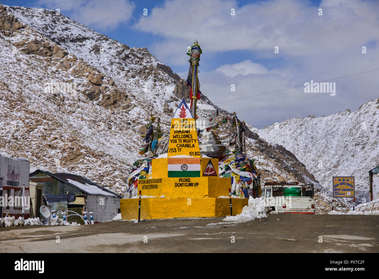 Snowbound montagnes du Karakoram et la vallée de Nubra vu depuis le Khardung La Pass, Ladakh, Inde Banque D'Images