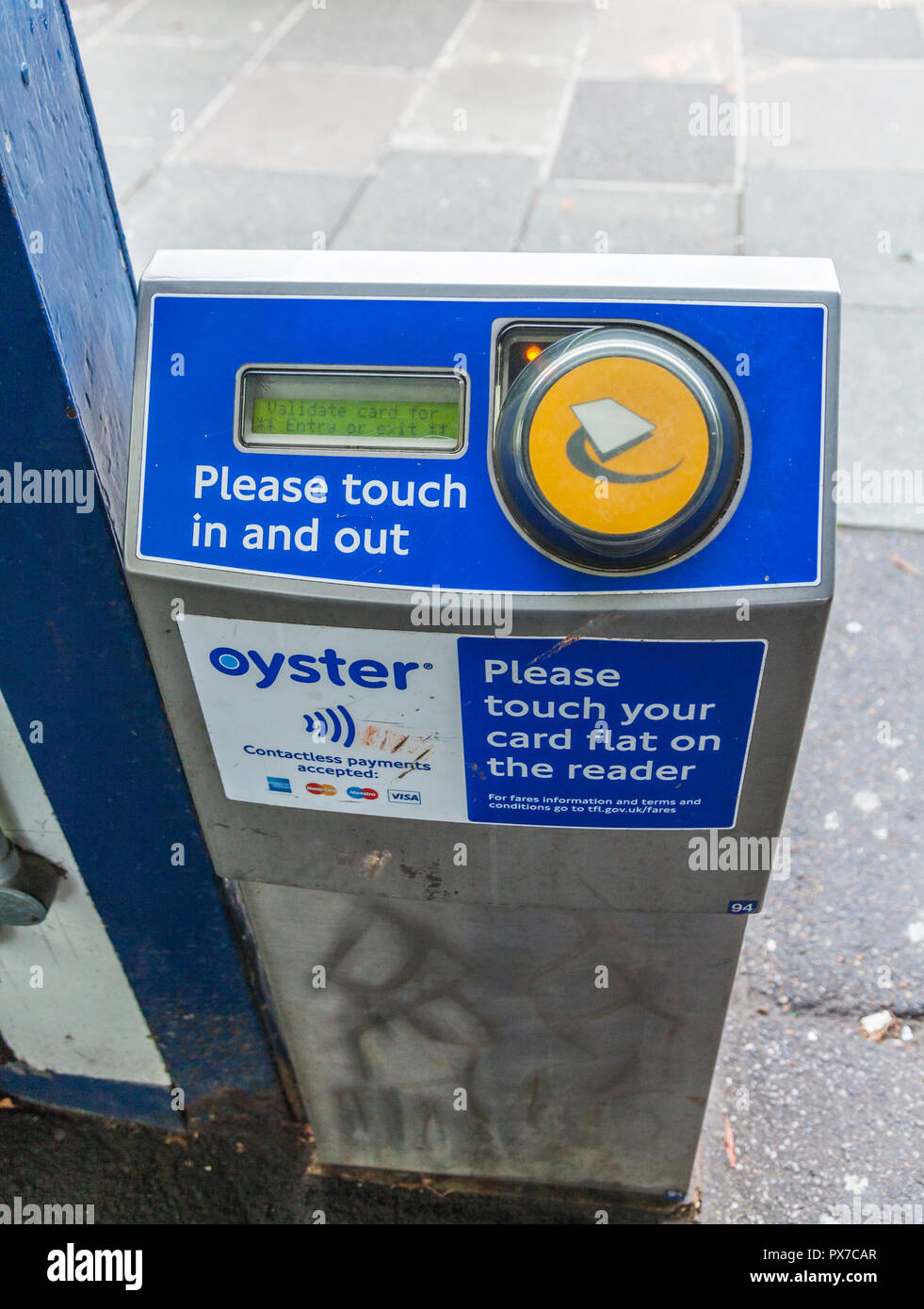 Oyster card reader la machine à Teddington gare à Londres, Angleterre, Royaume-Uni Banque D'Images