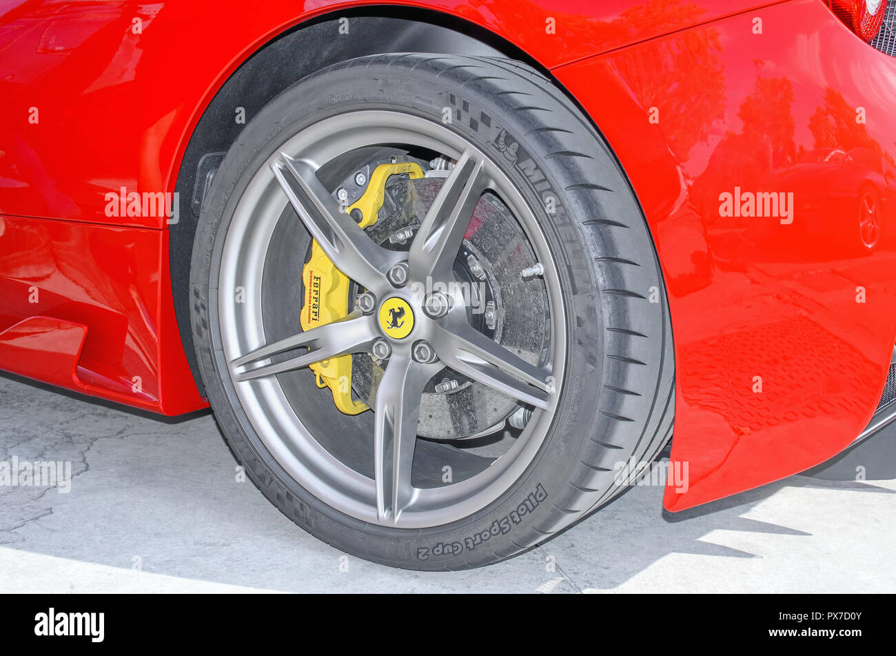 Réunion de spectaculaires voitures Ferrari, lors de la fête patronale des  festivals de Torrejon de Ardoz (Espagne). La roue de la Ferrari 458  Speciale, avec des pneus Michelin Photo Stock - Alamy