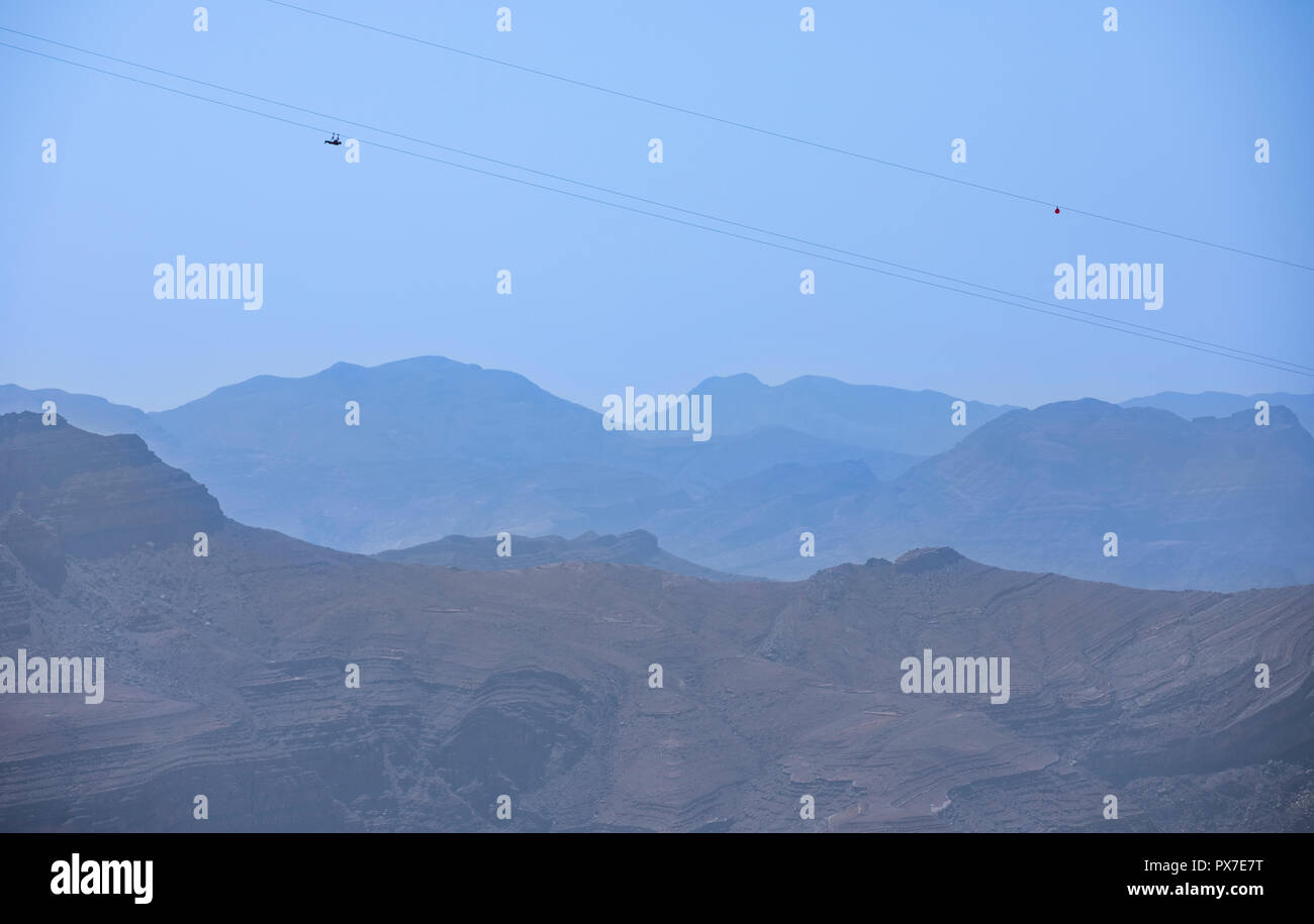 Personne glissant sur la montagne Jebel Siae via zip line la plus longue du monde. Banque D'Images