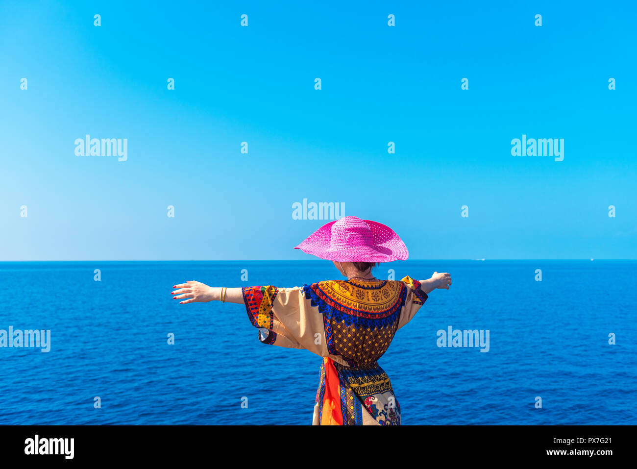 Girl in a pink hat sur le fond de la mer, aux Maldives. L'espace de copie pour le texte. Vue arrière Banque D'Images