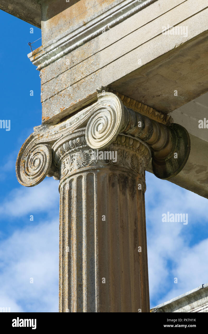 La Grange à Northington dans le Hampshire, au Royaume-Uni, un impressionnant manoir et exemple de l'architecture néo-grec. Close-up de la colonne ionique et de volutes. Banque D'Images