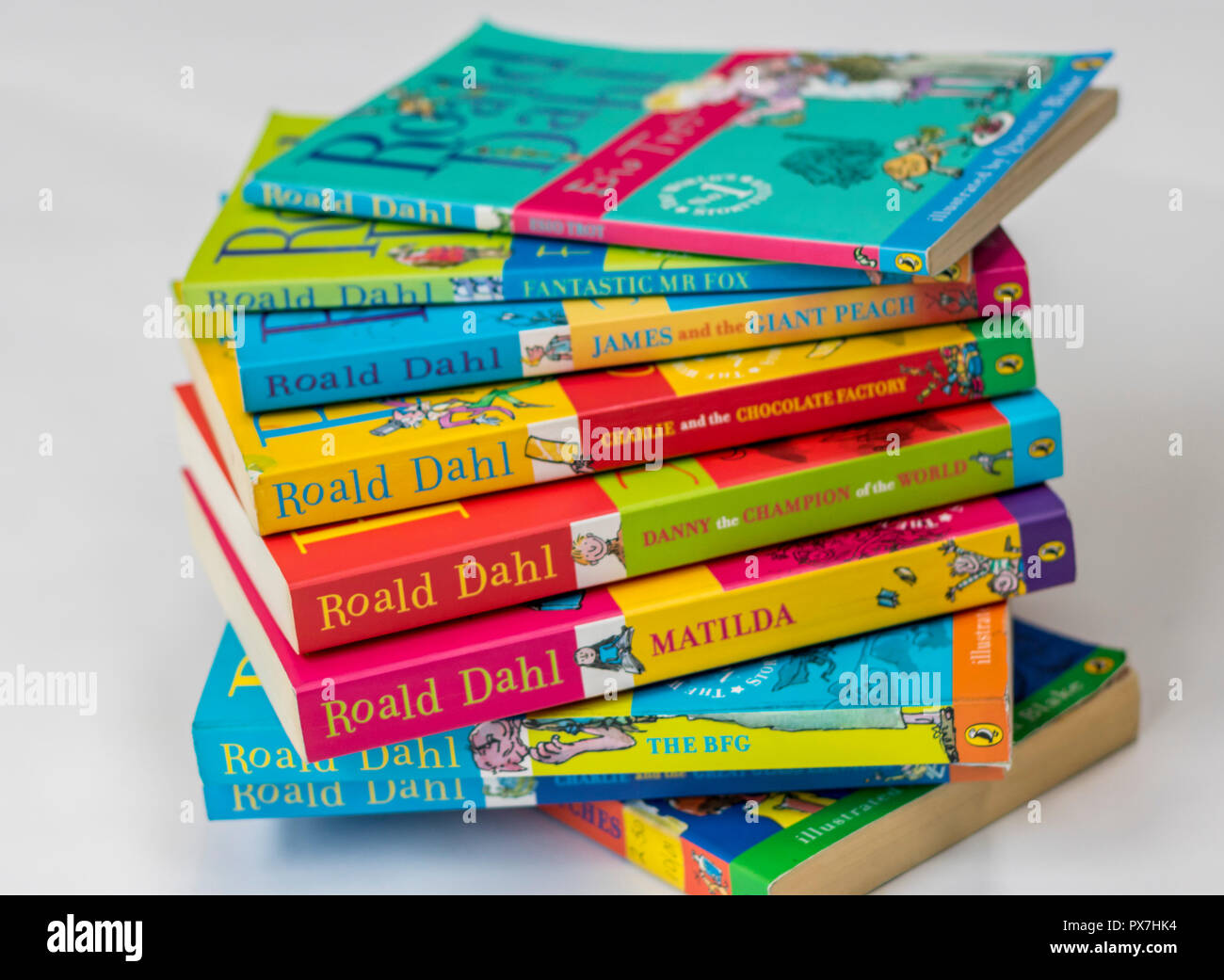 Pioche de livres pour enfants, livres pour enfants, les enfants favoris, livre de Roald Dahl, Matilda bfg chocolaterie sorcières, enfants auteur préféré classics Banque D'Images