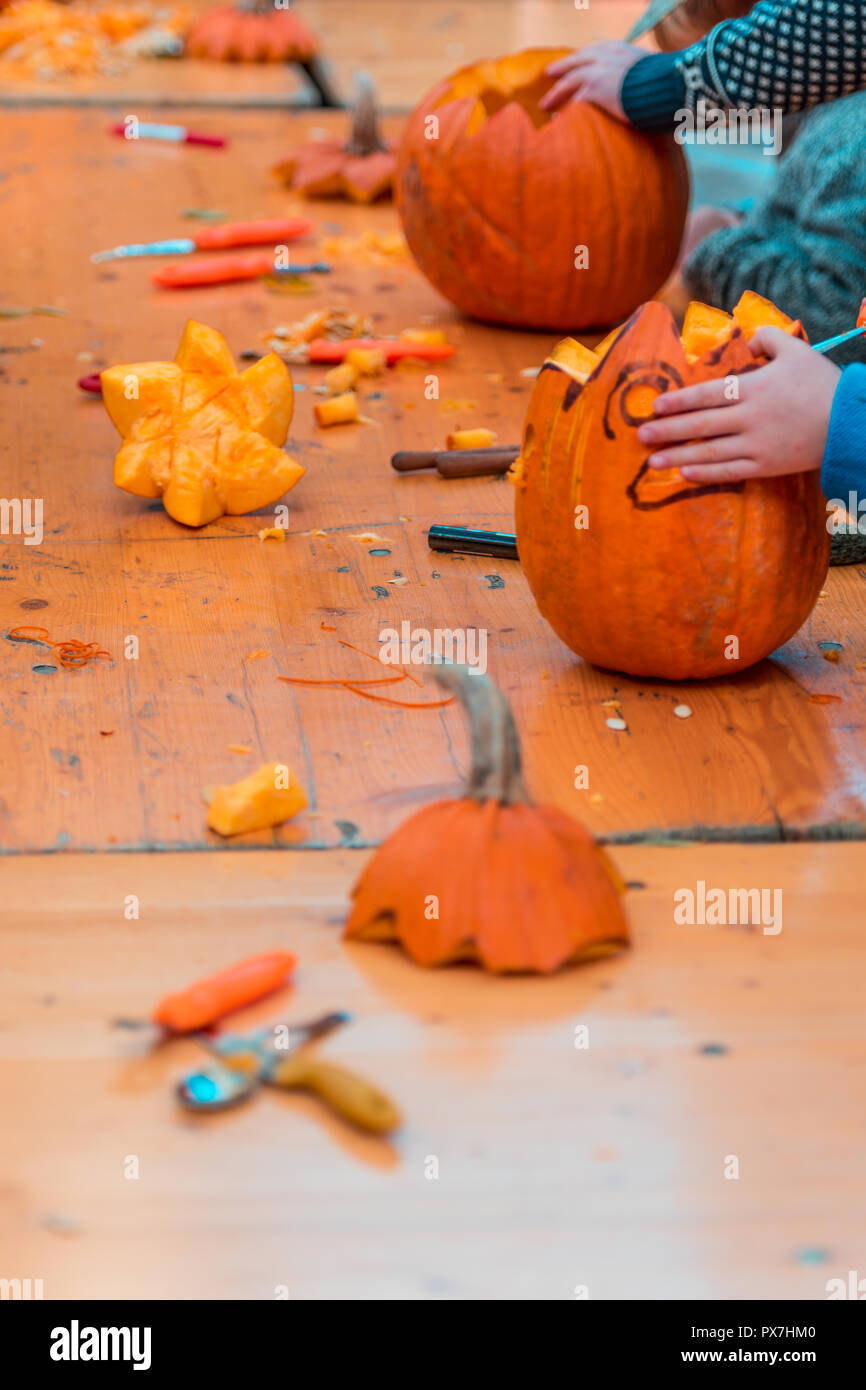 Halloween citrouille dans une vie encore d'automne de la sculpture et de la coupe dans l'atelier avant de festival. Banque D'Images