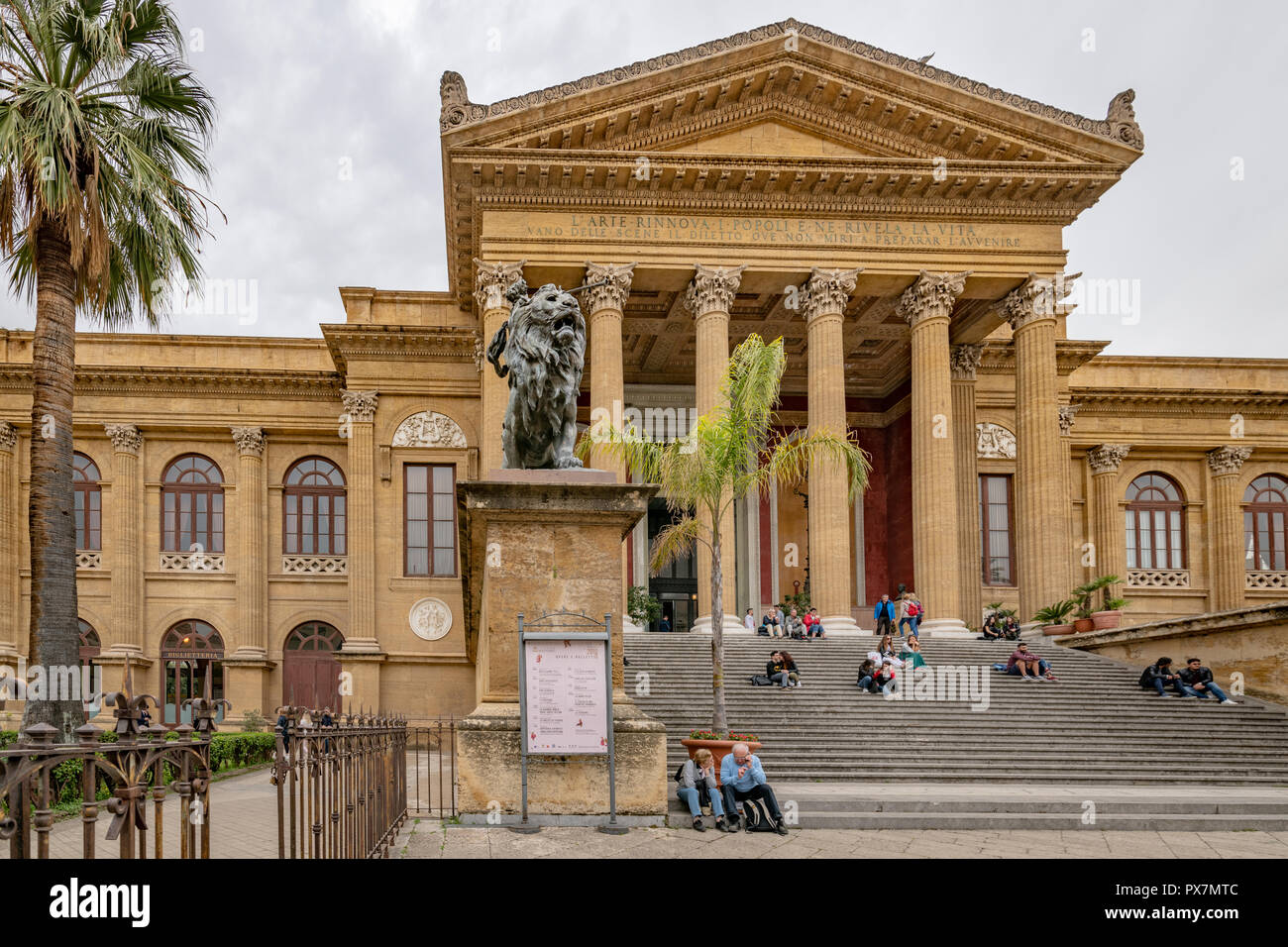 Façade du théâtre Massimo et statues, Palerme, Sicile Banque D'Images
