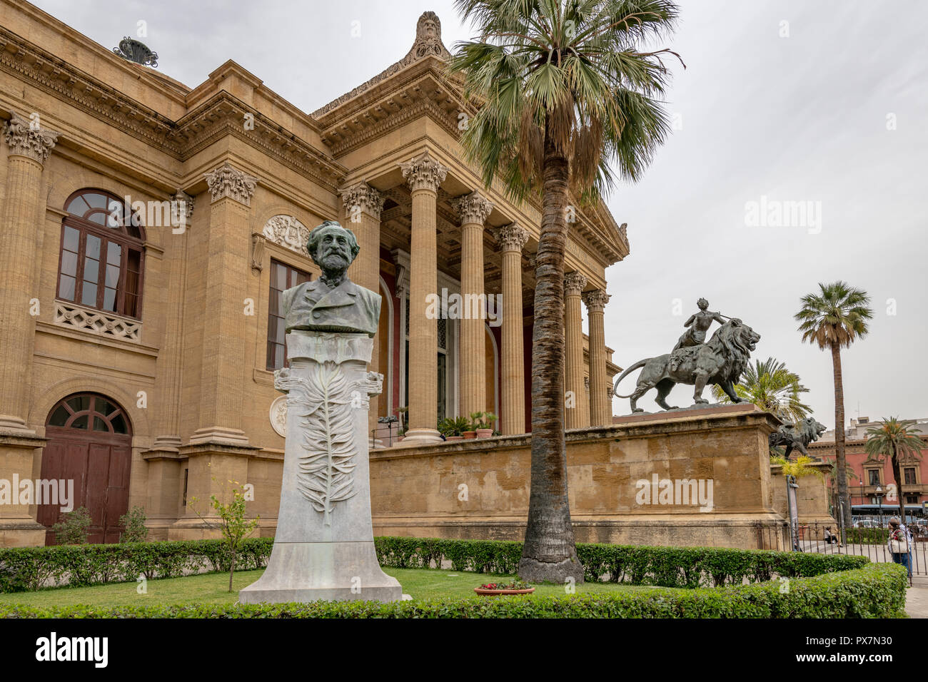 Façade du théâtre Massimo et statues, Palerme, Sicile Banque D'Images