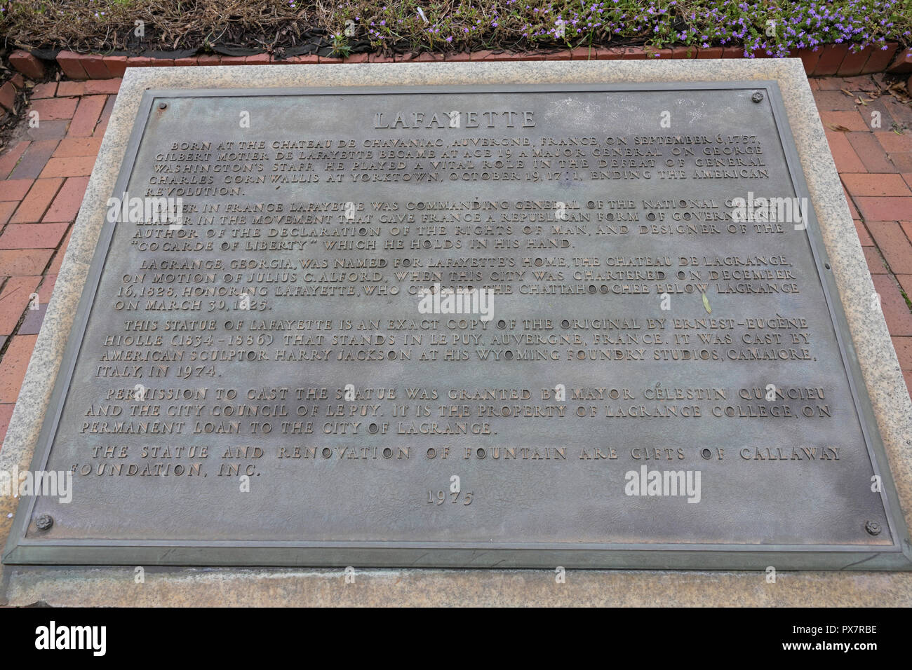 Historique de bronze plaque commémorative décrivant Gilbert Moiter Lafayette statue, debout dans le parc Lafayette, LaGrange, FRANCE, Banque D'Images Historique de bronze plaque commémorative décrivant Gilbert Moiter Lafayette statue, debout dans le parc Lafayette, LaGrange, FRANCE, Banque D'Images