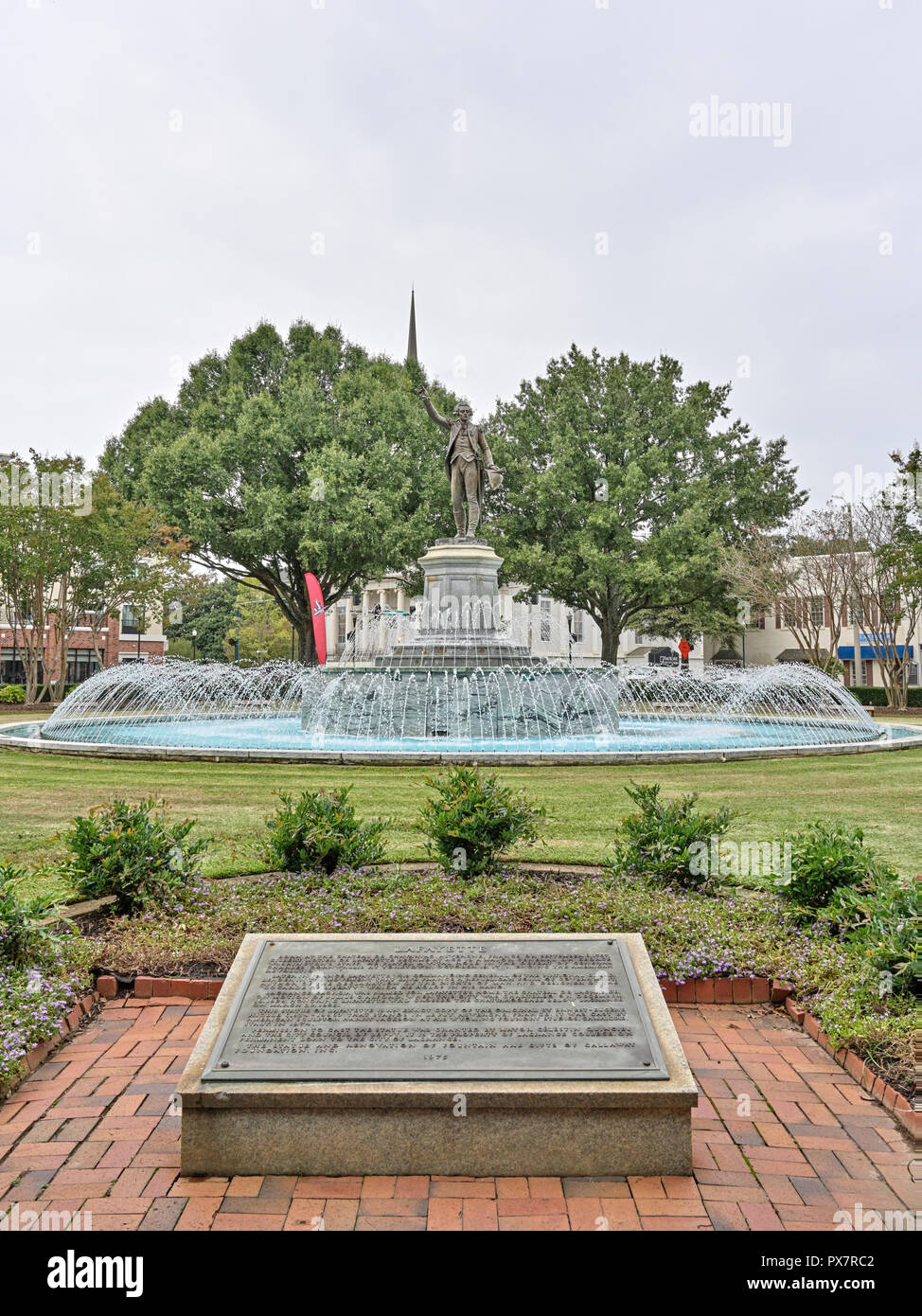 Mémorial de bronze statue de Gilbert Moiter Lafayette, debout dans le parc Lafayette, LaGrange, France, un héros de guerre révolutionnaire. Banque D'Images Mémorial de bronze statue de Gilbert Moiter Lafayette, debout dans le parc Lafayette, LaGrange, France, un héros de guerre révolutionnaire. Banque D'Images