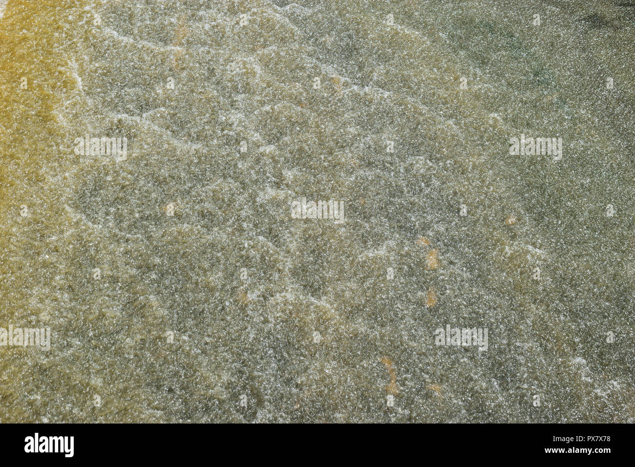 Mousse blanche et des vagues dans l'eau coulant sur un sol en béton gris au barrage en Thaïlande Banque D'Images