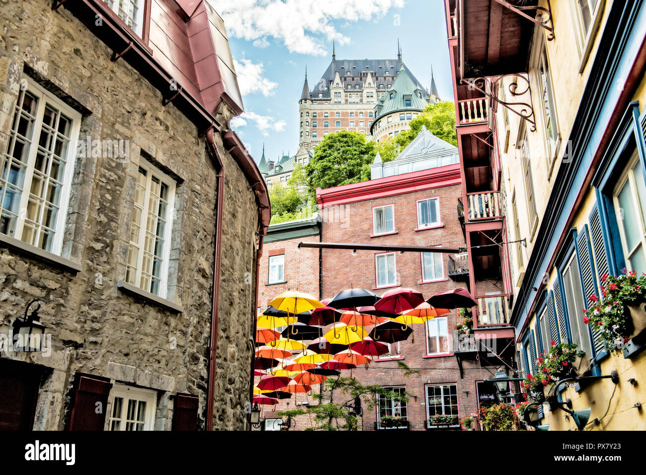 Un grand nombre de parapluies dans la rue Petit Champlain Québec, Canada Banque D'Images