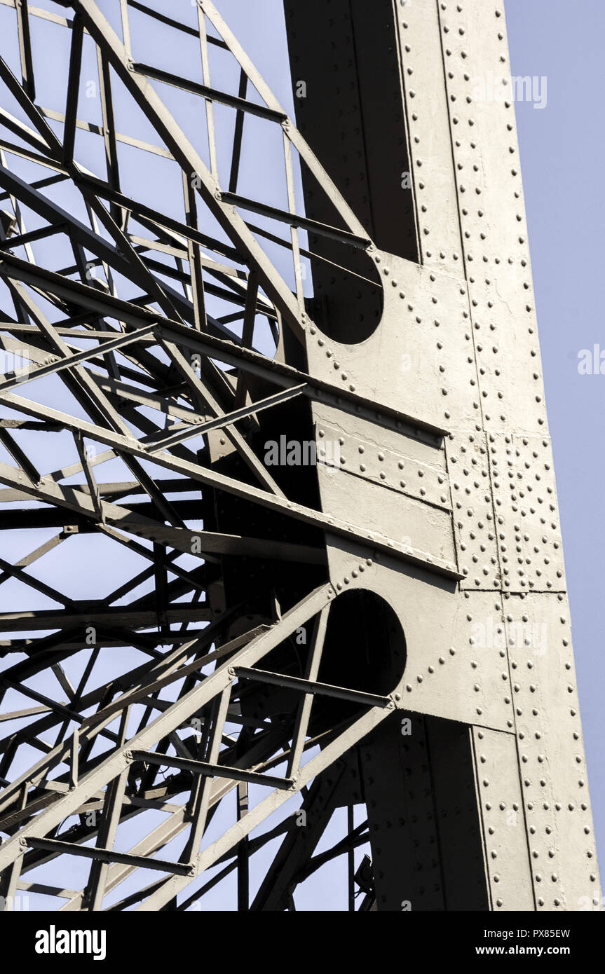 Paris eiffel tower tour eiffel steel rivets Banque de photographies et  d'images à haute résolution - Alamy