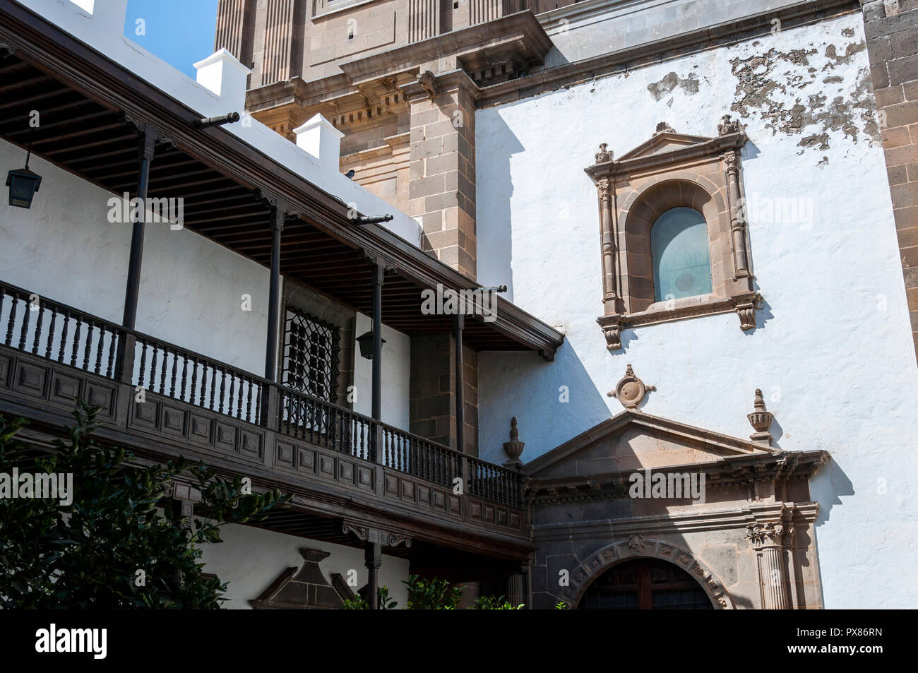 Une vue sur le Patio de los Naranjos, cour des orangers, dans la Cathédrale de Santa Ana, Las Palmas de Gran Canaria, Espagne Banque D'Images