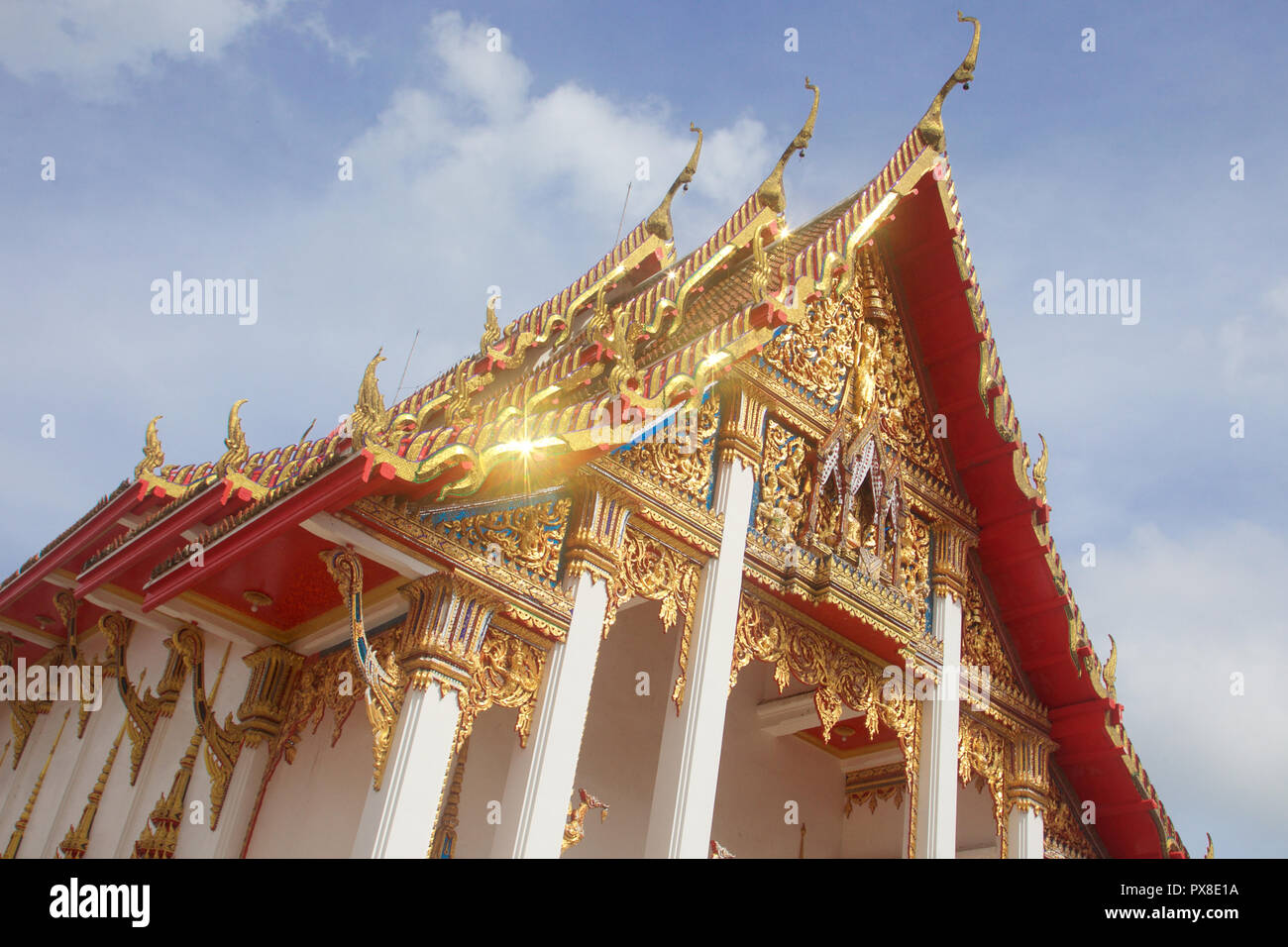 Une belle toiture d'un bâtiment au temple Wat Chalong, Phuket, Thailand Banque D'Images