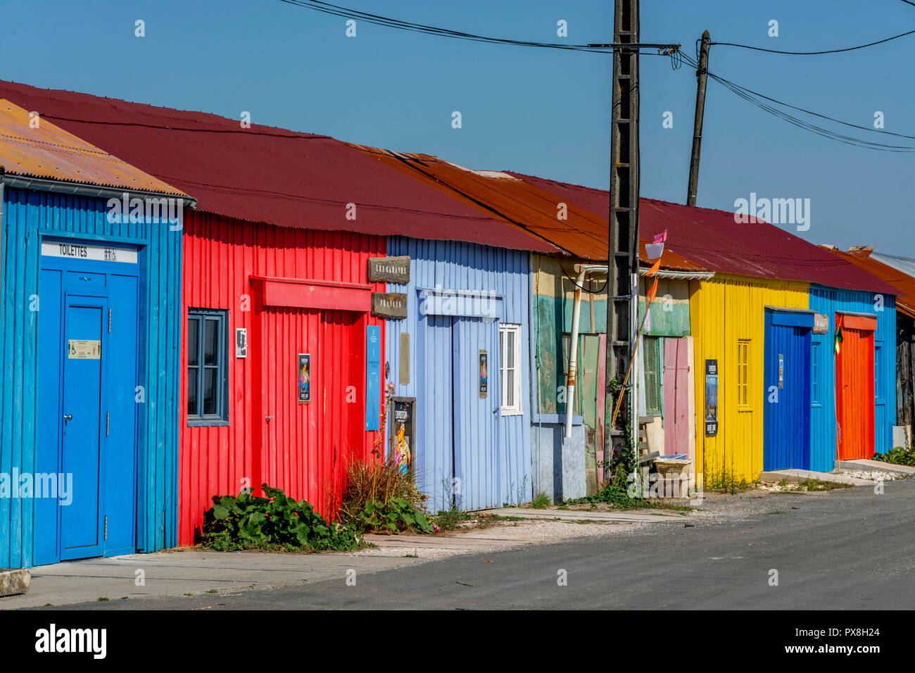 Les cabanes ostréicoles de Saint-Trojan-les-Bains sont quelques galeries d'artistes, l'île d'Oléron, Charente Maritime, France, Nouvelle-Aquitaine Banque D'Images