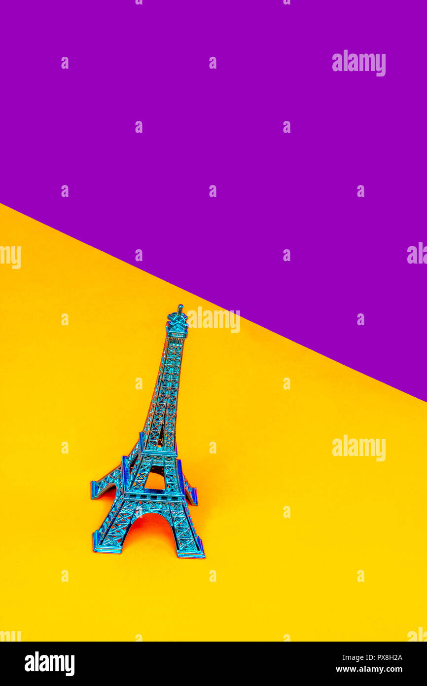 Modèle Tour Eiffel sur une surface jaune et violet Banque D'Images