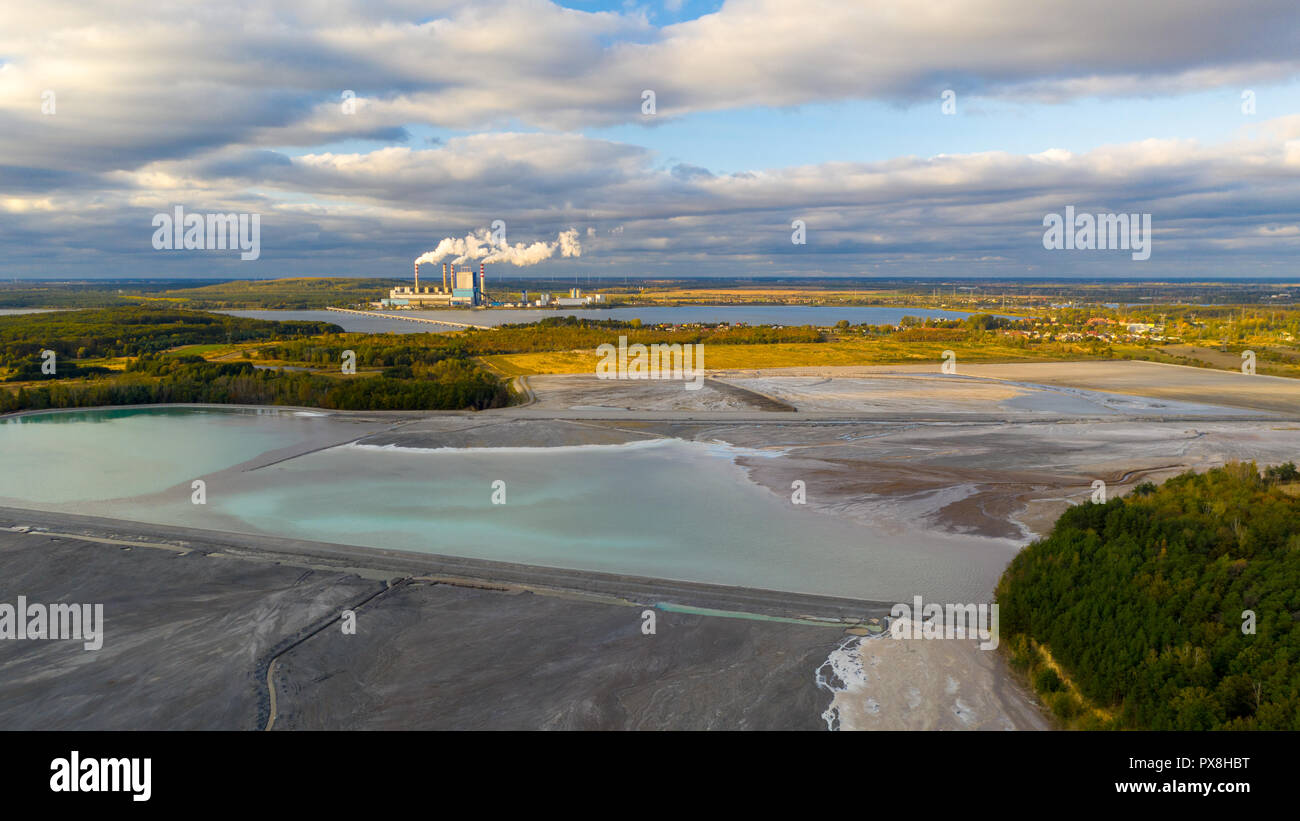 L'eau turquoise du lac powered by power plant les déchets minéraux. Vue aérienne. Banque D'Images