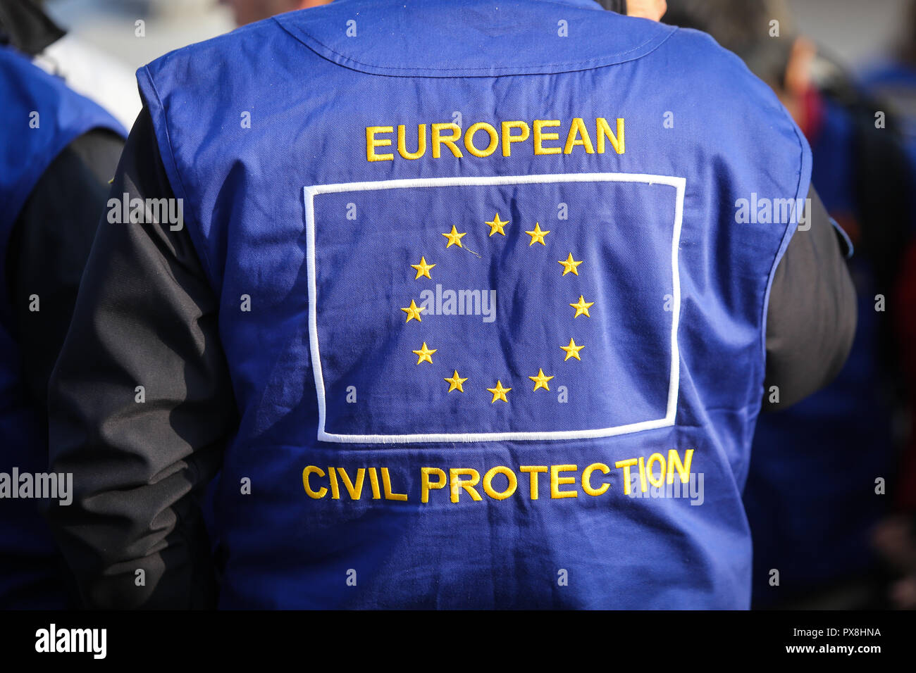 La protection civile européenne et les opérations d'aide humanitaire uniforme sur un homme Banque D'Images