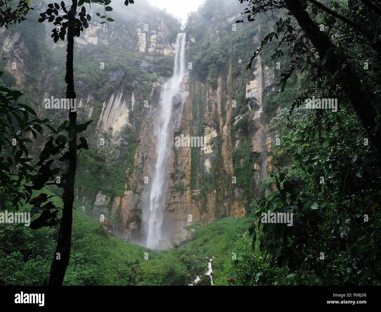 Cascade Yumbilla à deux niveaux, Chachapoyas, Pérou Banque D'Images