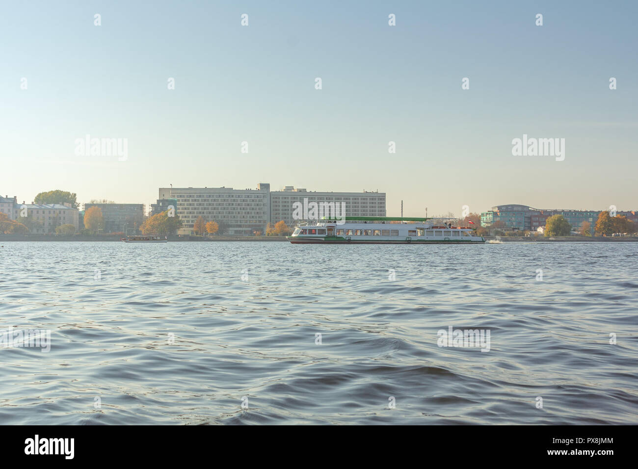 Bateau de plaisance dans le port de Riga, Daugava aux beaux jours en automne en Octobre Banque D'Images