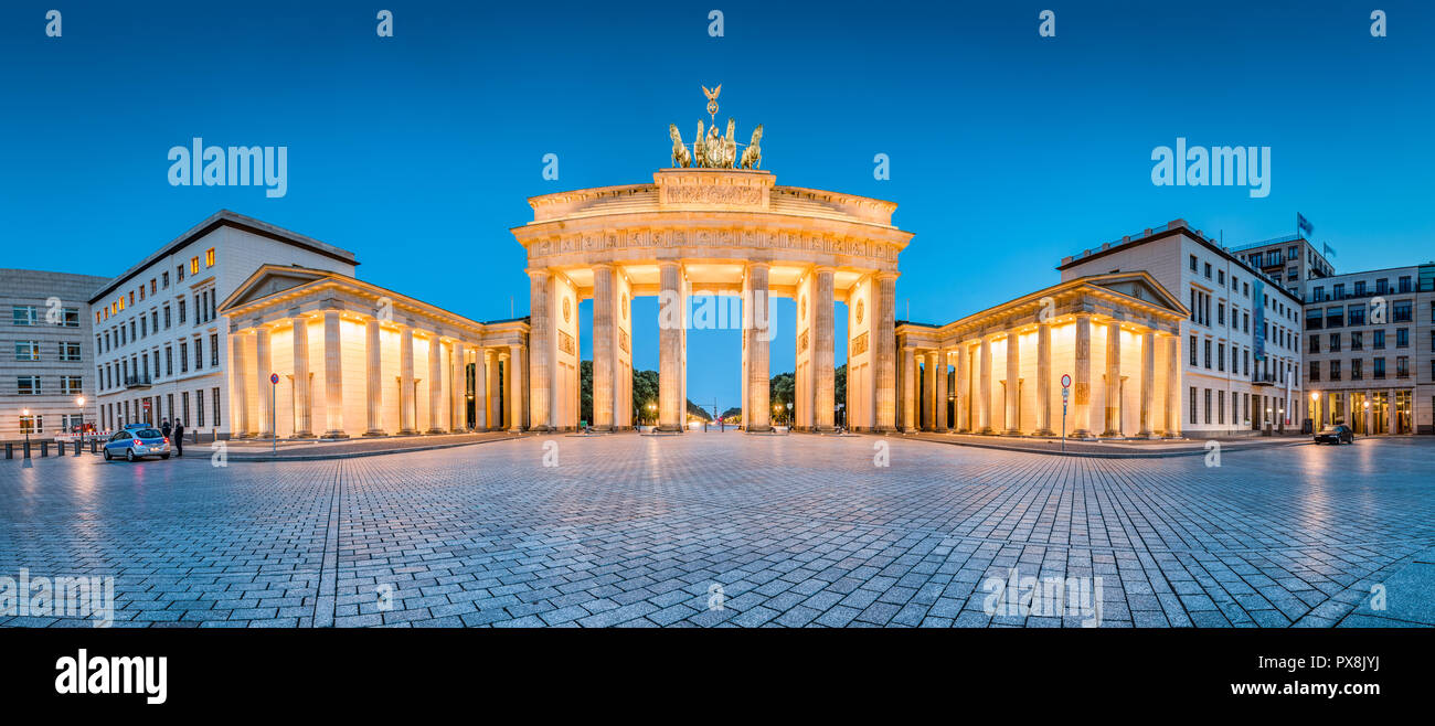 Vue panoramique classique de la célèbre Porte de Brandebourg allumé pendant l'heure bleue au crépuscule, au centre de Berlin Mitte, Allemagne Banque D'Images