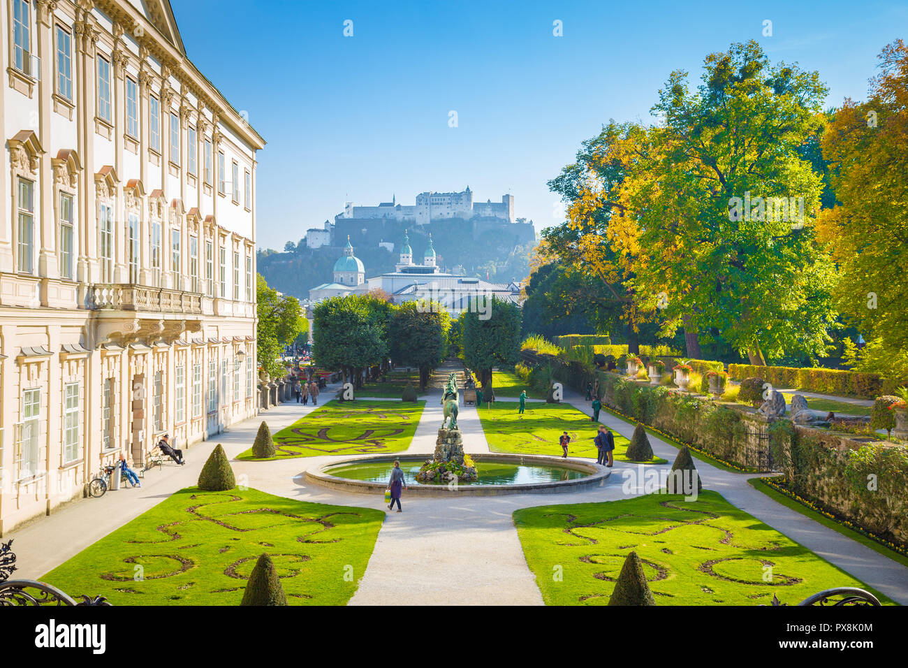 L'affichage classique des jardins Mirabell célèbre avec la Forteresse de Hohensalzburg historique dans l'arrière-plan sur une journée ensoleillée à Salzbourg, Autriche Banque D'Images
