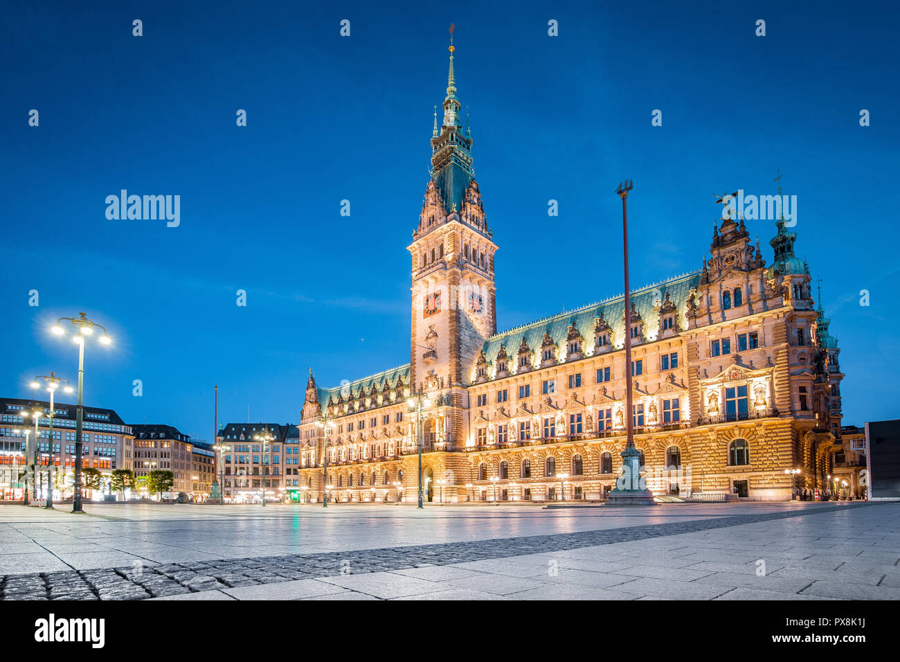 Vue de crépuscule classique célèbre mairie de Hambourg avec Rathausmarkt square allumé pendant l'heure bleue au crépuscule, Hambourg, Allemagne Banque D'Images