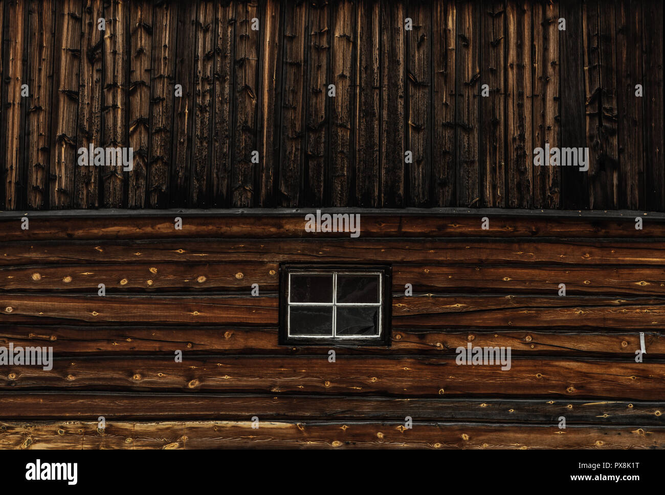 L'architecture traditionnelle des maisons en bois à Yakima, la Norvège. Les vieilles fenêtres. Banque D'Images