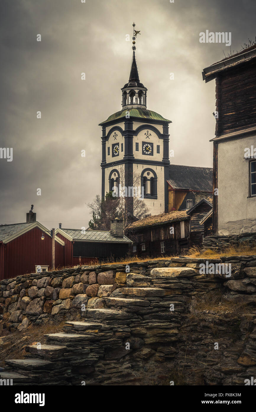 Ville minière de Røros la Norvège, vieille ville d'origine fantastique norvégien, défini comme site du patrimoine mondial de l'UNESCO. Une architecture traditionnelle en bois. Banque D'Images