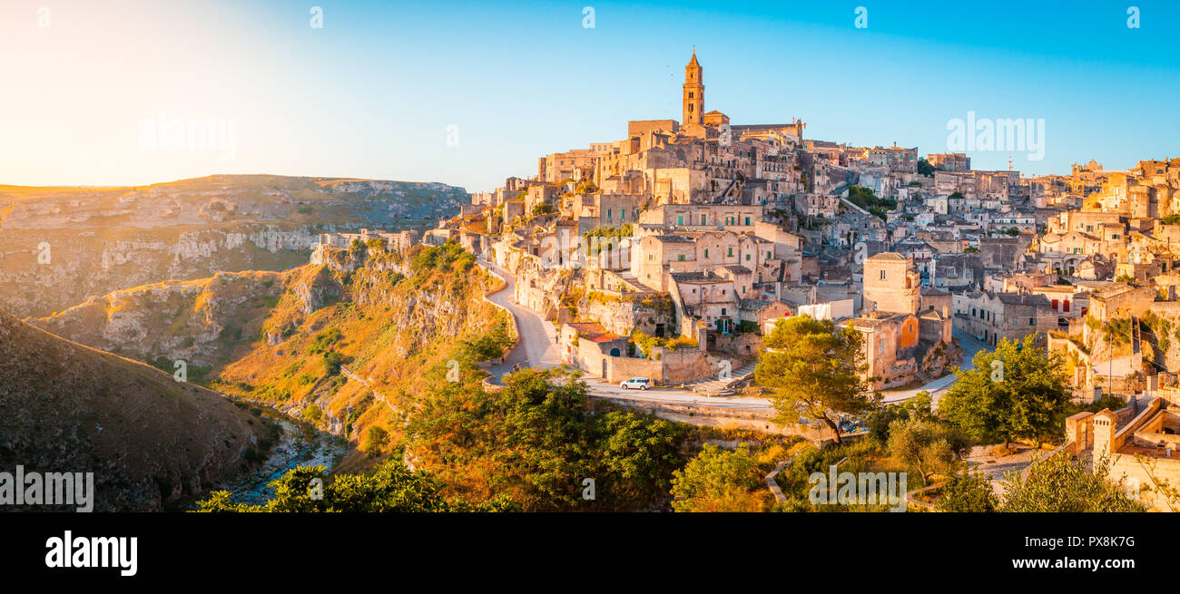 Vue panoramique de la vieille ville de Matera (Sassi di Matera) dans la belle lumière du matin au lever du soleil d'or, Basilicate, Italie Banque D'Images