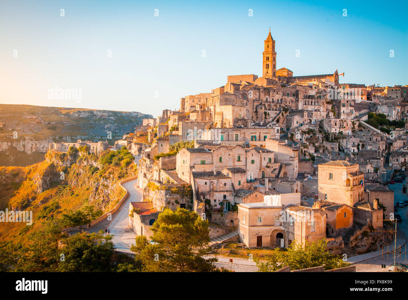 Vue panoramique de la vieille ville de Matera (Sassi di Matera) dans la belle lumière du matin au lever du soleil d'or, Basilicate, Italie Banque D'Images