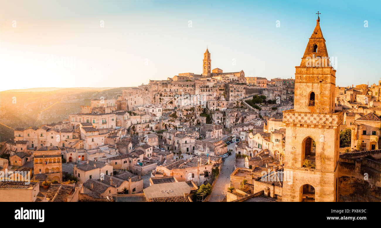 Vue panoramique de la vieille ville de Matera (Sassi di Matera) dans la belle lumière du matin au lever du soleil d'or, Basilicate, Italie Banque D'Images