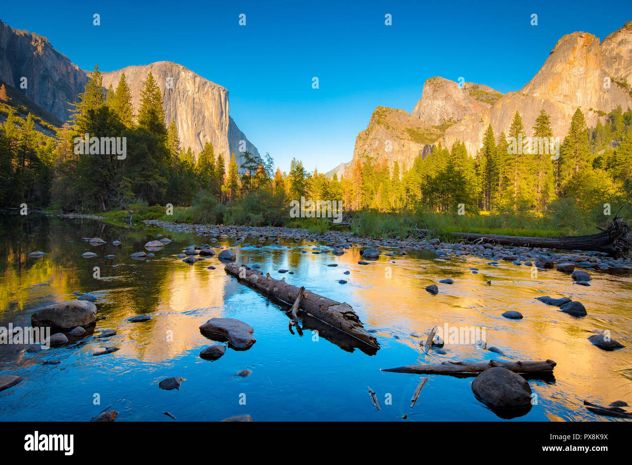 L'affichage classique de la vallée de Yosemite avec El Capitan célèbre sommet escalade et idyllique de la rivière Merced au coucher du soleil, Californie, USA Banque D'Images