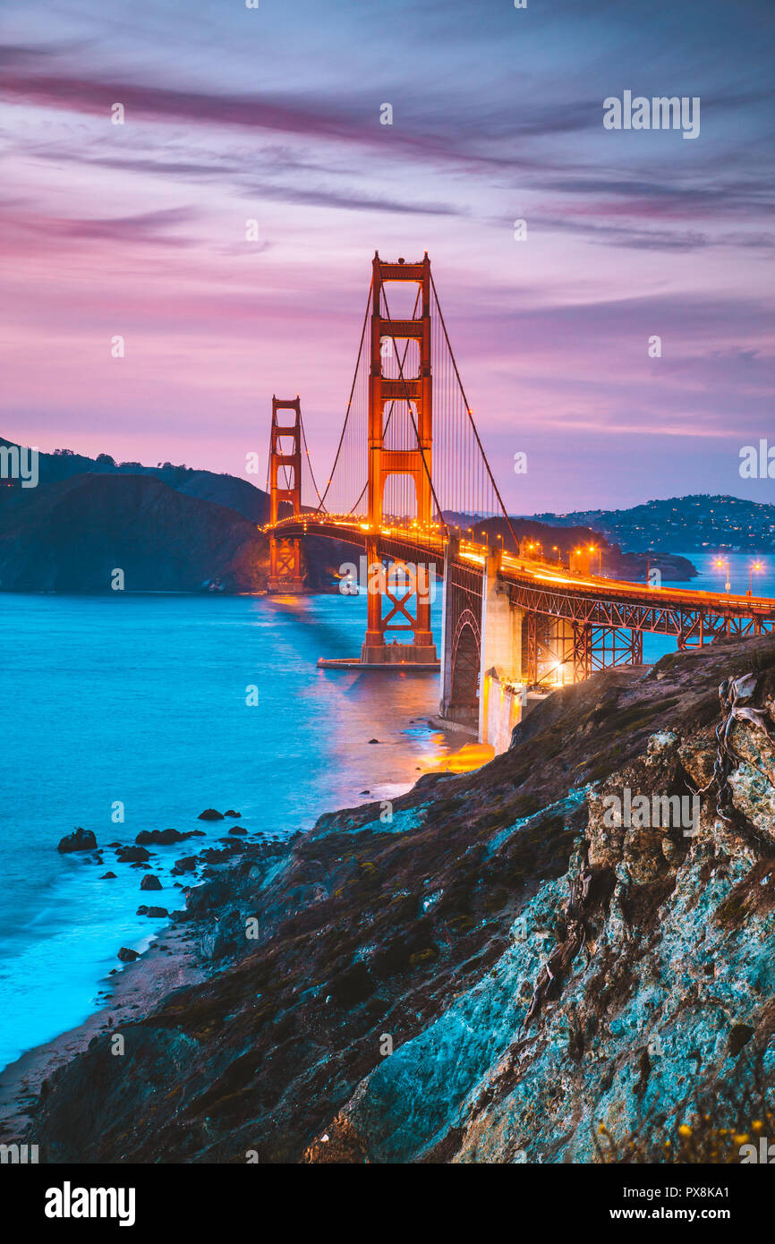 Vue panoramique de classique célèbre Golden Gate Bridge vu de scenic Baker Beach dans un beau coucher de soleil après le crépuscule avec ciel bleu et nuages au crépuscule dans Banque D'Images