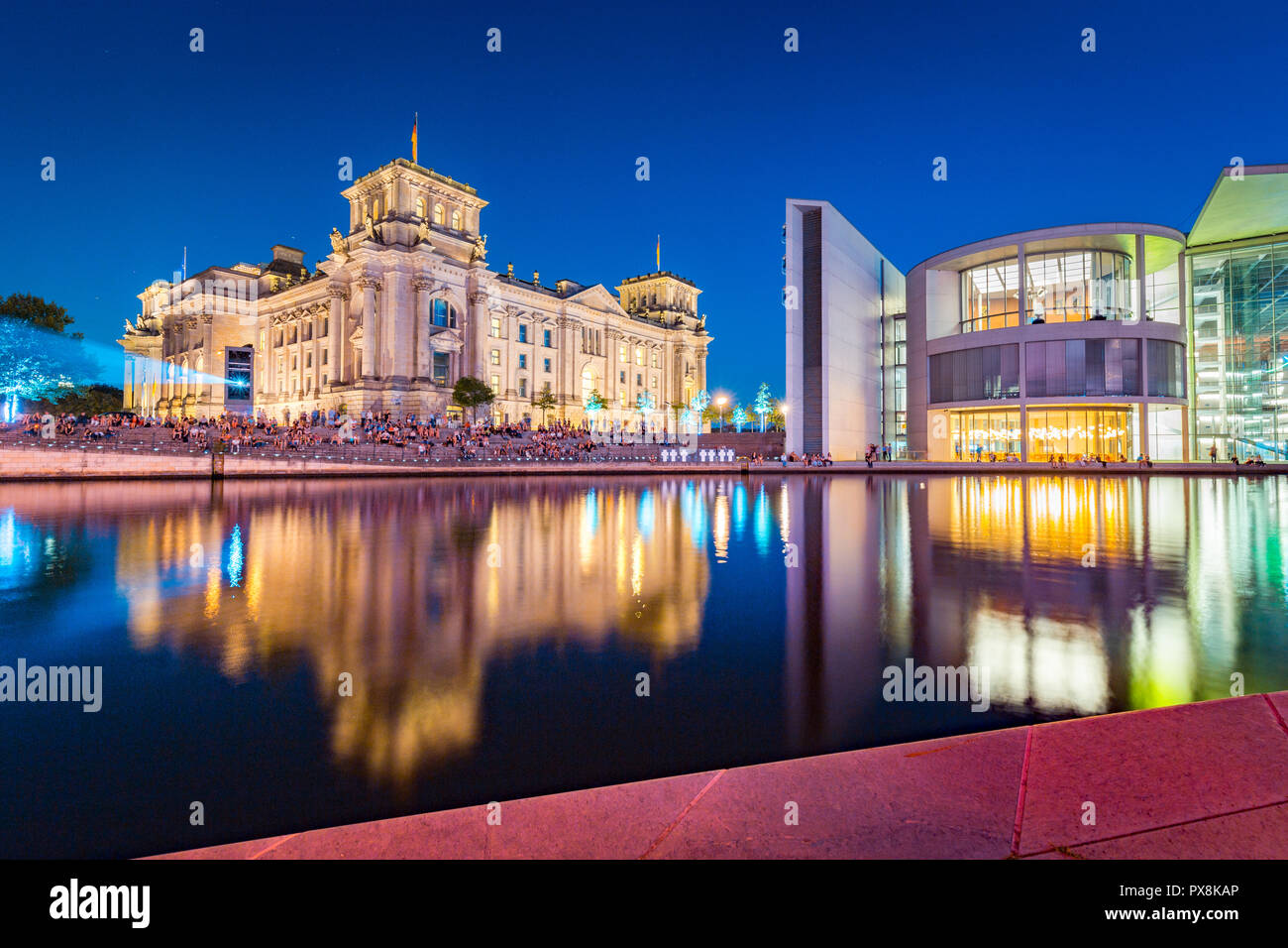 Vue panoramique de crépuscule célèbre quartier du gouvernement de Berlin au cours de la Spree avec blue hour au crépuscule, au centre de Berlin Mitte, Allemagne Banque D'Images