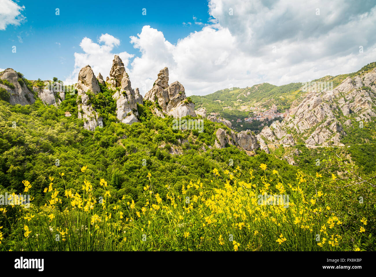 Vue panoramique du célèbre Lucan Dolomites avec beau village de montagne de Castelmezzano en été, Basilicate, Italie Banque D'Images