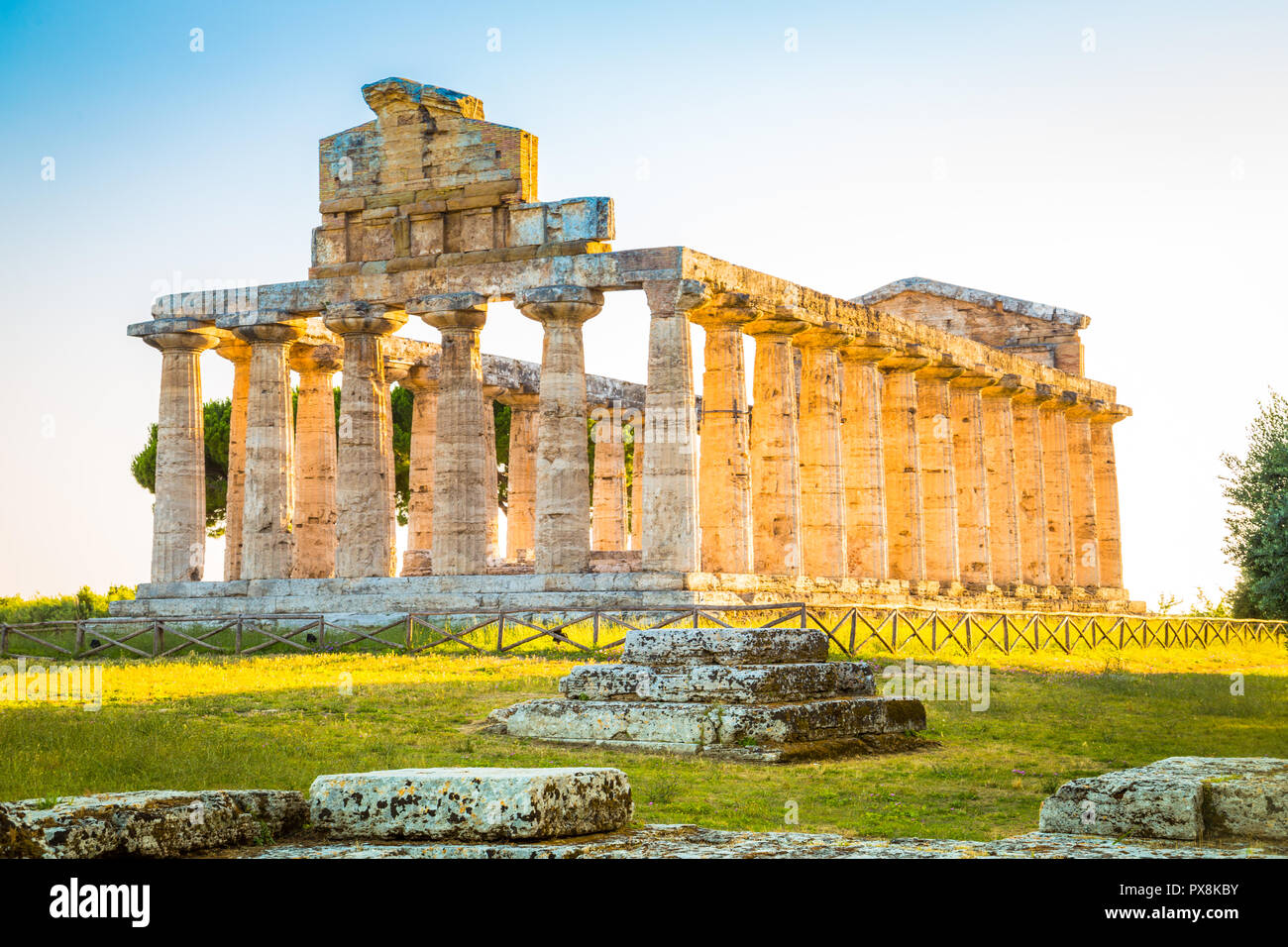Les temples de Paestum Archaeological Site du patrimoine mondial de l'au coucher du soleil, Province de Salerne, Campanie, Italie Banque D'Images
