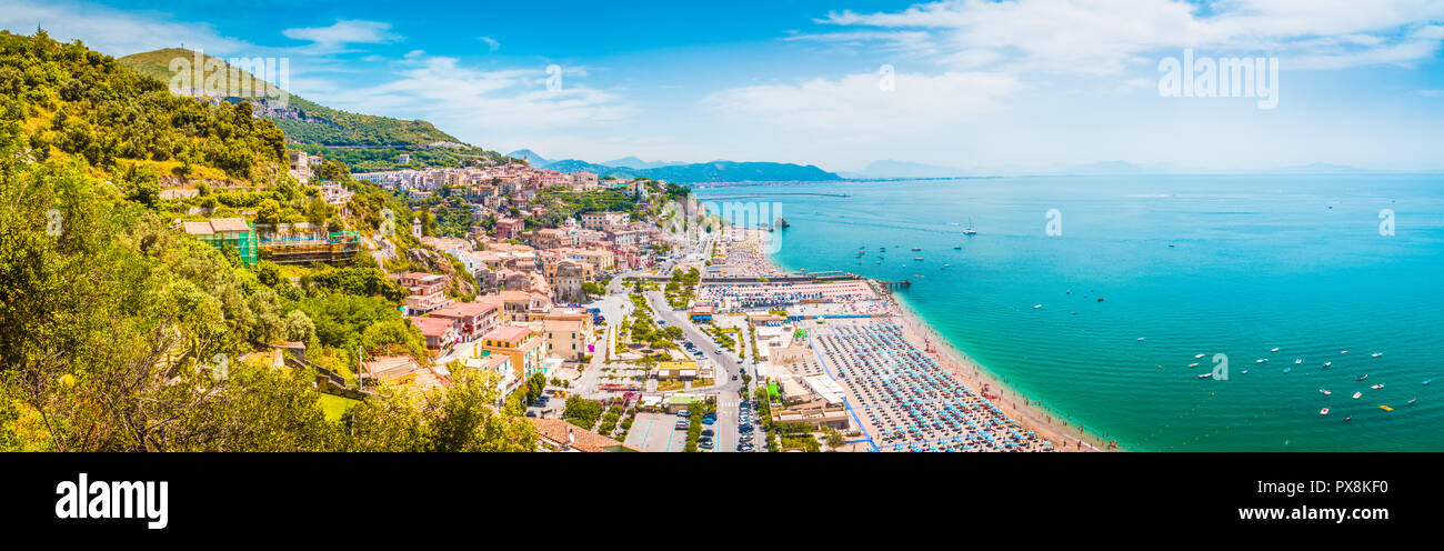 Belle vue de Vietri sul Mare, la première ville sur la côte amalfitaine, avec le golfe de Salerne, province de Salerne, Campanie, Italie Banque D'Images