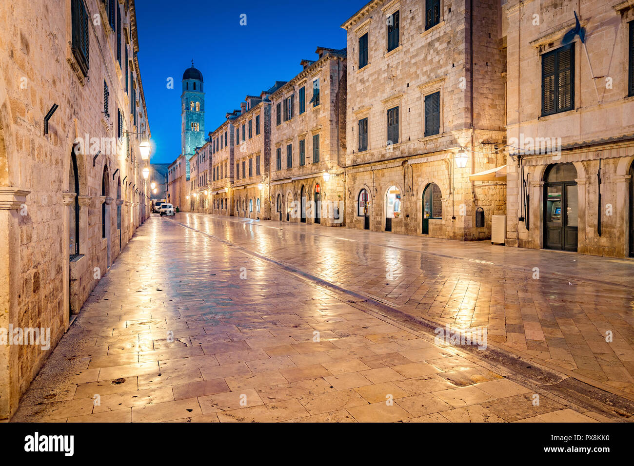 Classic vue panoramique de Stradun célèbre, la rue principale de la vieille ville de Dubrovnik, dans un beau matin avant le lever du soleil à l'aube au crépuscule en été Banque D'Images