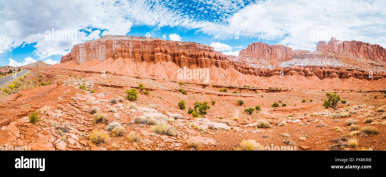 Vue panoramique de la magnifique paysage désertique avec ciel bleu et nuages dans Capitol Reef National Park, centre de l'Utah, USA Banque D'Images