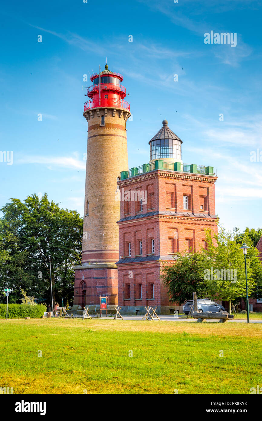 Belle vue sur célèbre Kap Arkona lighthouse en été, l'île de Rügen, Ostsee, Allemagne Banque D'Images