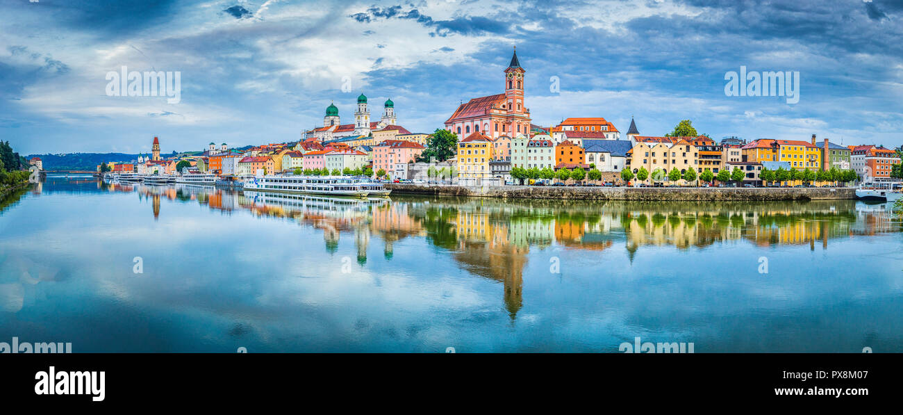 Vue panoramique sur la ville historique de Passau se reflétant dans célèbre Danube dans la belle lumière du soir au coucher du soleil, Bavière, Allemagne Banque D'Images