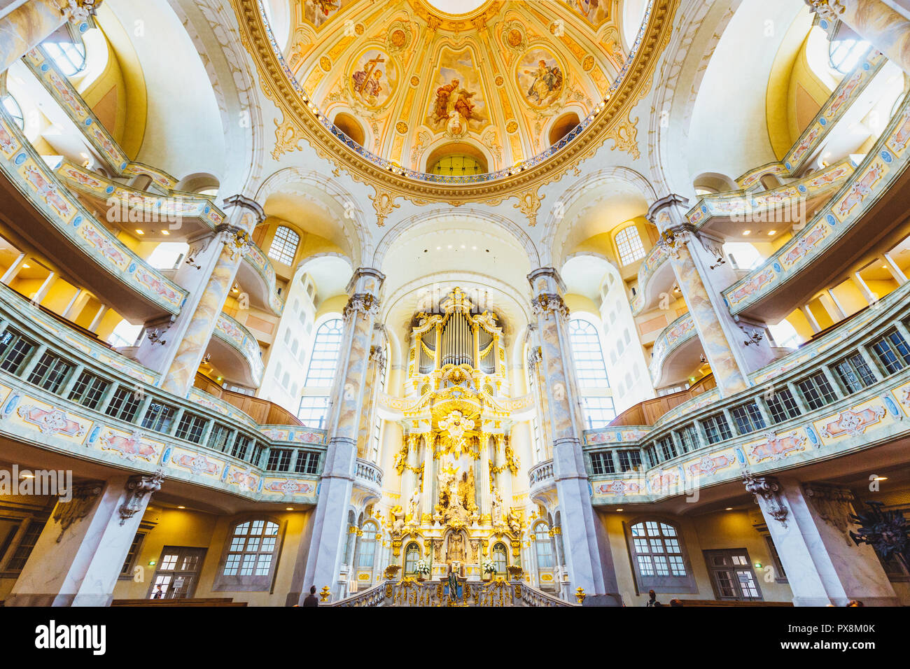 Grand angle de visualisation de l'intérieur de la célèbre Frauenkirche Dresden, Dresde, Saxe, Allemagne Banque D'Images
