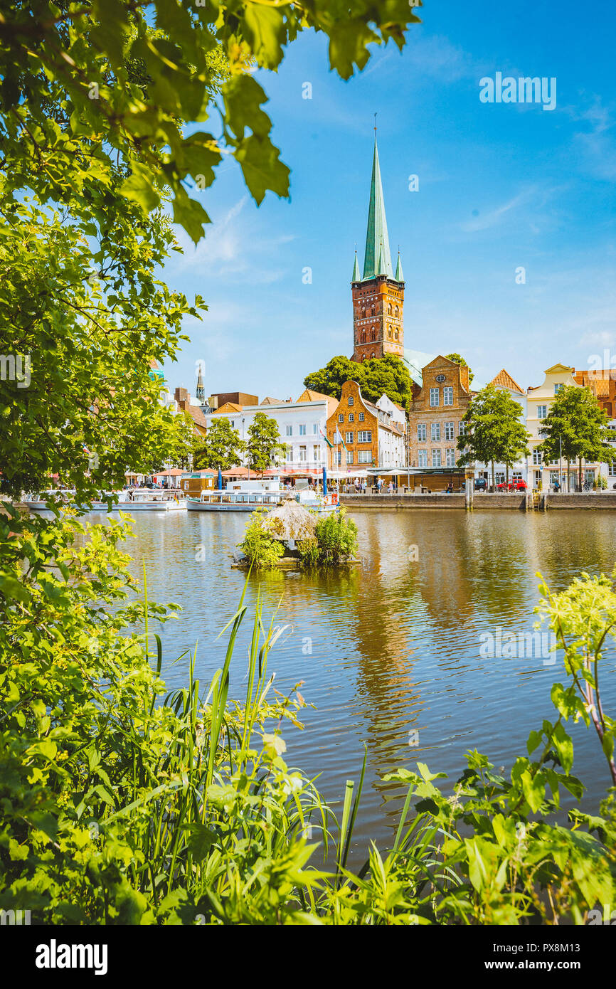 Classic vue panoramique de la ville historique de Lübeck avec célèbre rivière Trave en été, Schleswig-Holstein, Allemagne Banque D'Images