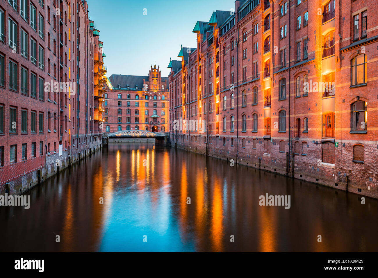 La vue classique du célèbre quartier des entrepôts de Speicherstadt, Site du patrimoine mondial de l'UNESCO depuis 2015, allumé dans le magnifique coucher du soleil post twilight à l'examen DHS Banque D'Images