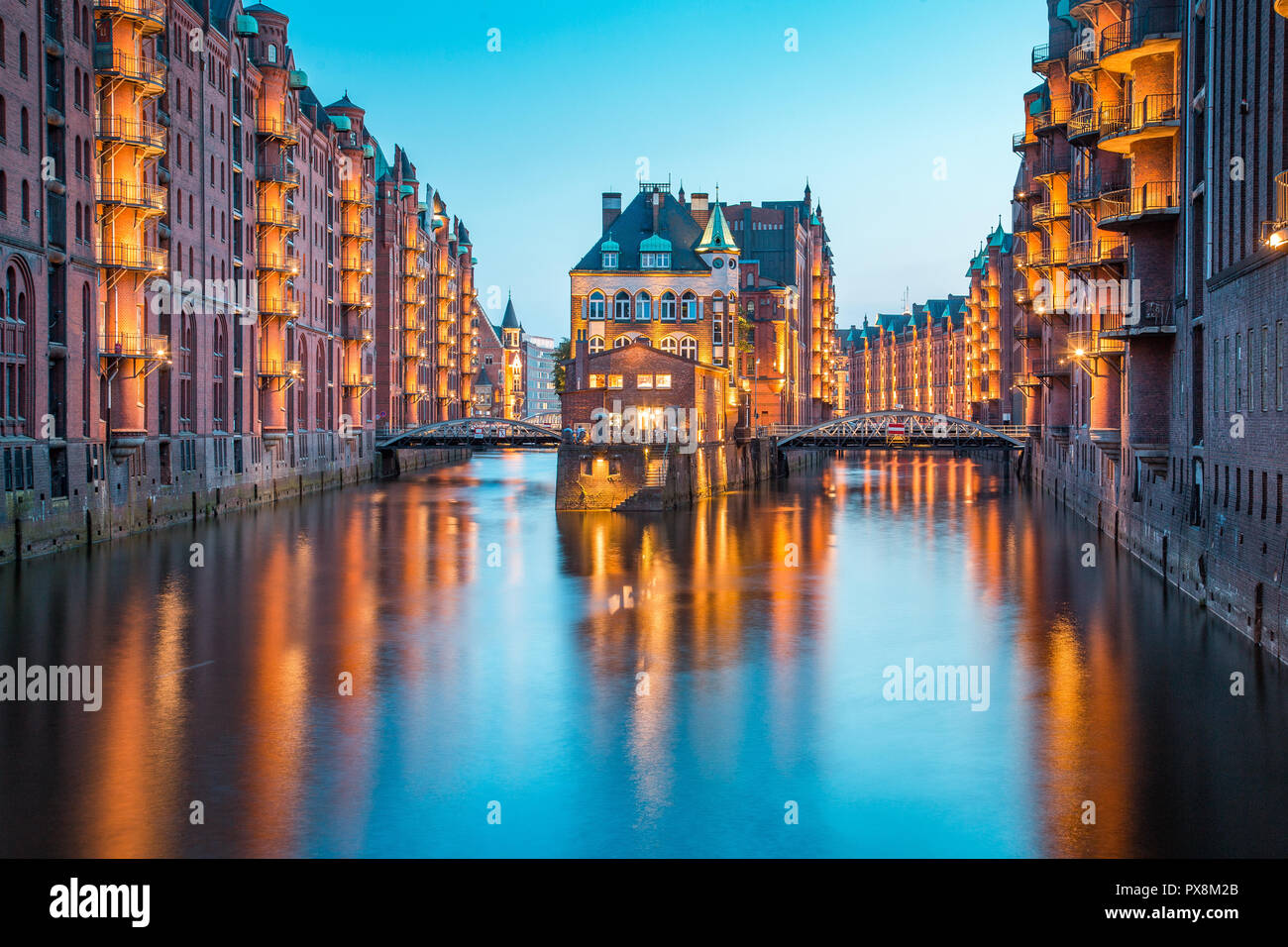 La vue classique du célèbre quartier des entrepôts de Speicherstadt, Site du patrimoine mondial de l'UNESCO depuis 2015, allumé dans le magnifique coucher du soleil post twilight à l'examen DHS Banque D'Images