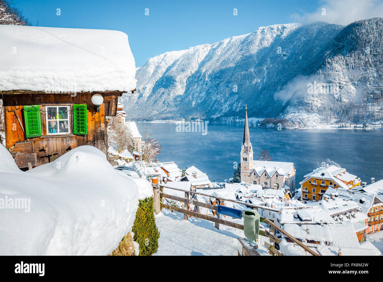 Vue panoramique sur le village historique de Hallstatt froid sur un beau jour ensoleillé, ciel bleu et nuages en hiver, Autriche Banque D'Images