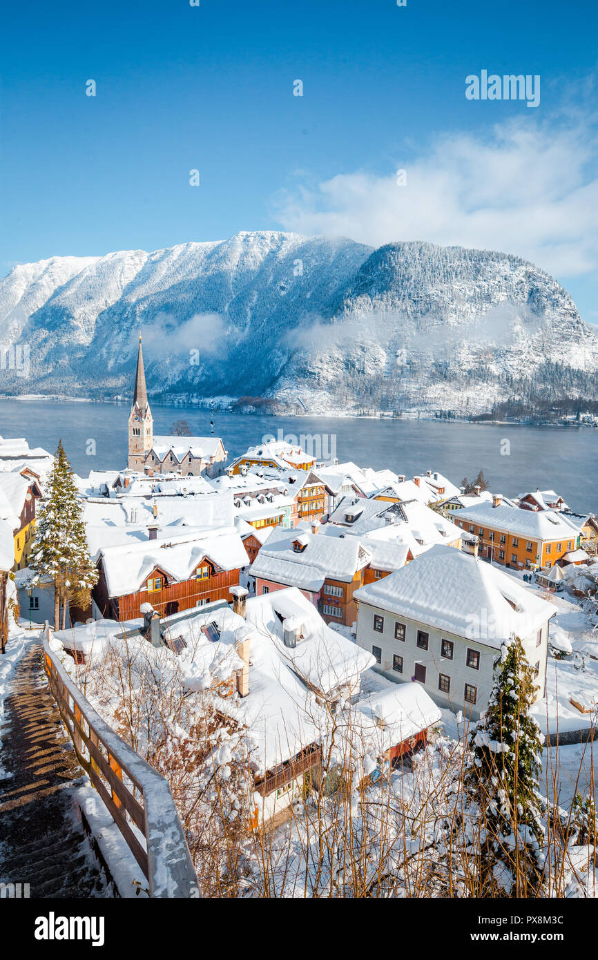 Vue panoramique sur le village historique de Hallstatt froid sur un beau jour ensoleillé, ciel bleu et nuages en hiver, Autriche Banque D'Images