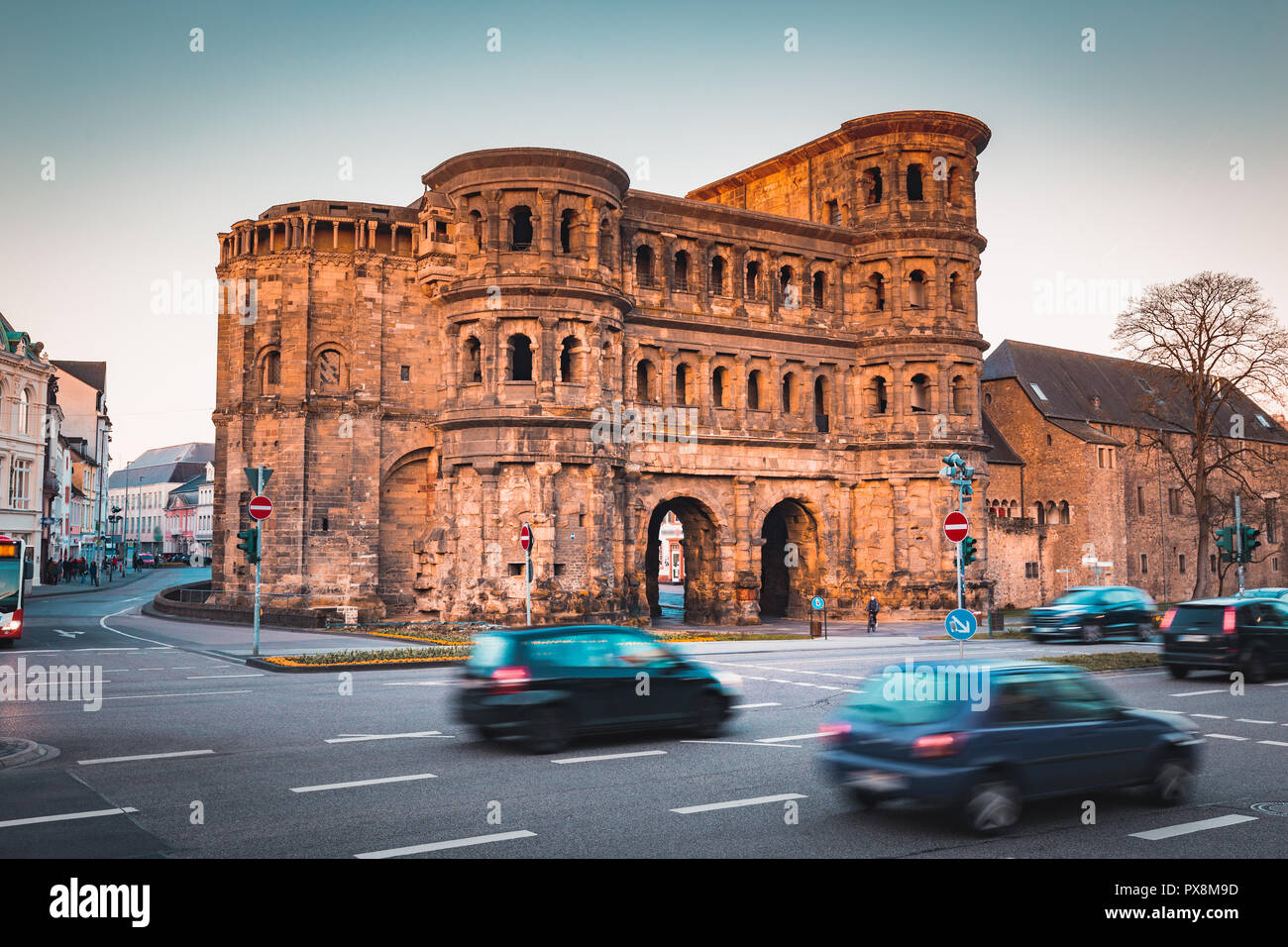 La vue classique du célèbre Porta Nigra, la plus grande ville romaine gate monument situé au nord des Alpes, dans la belle lumière du matin d'or au lever du soleil en été, Rh Banque D'Images